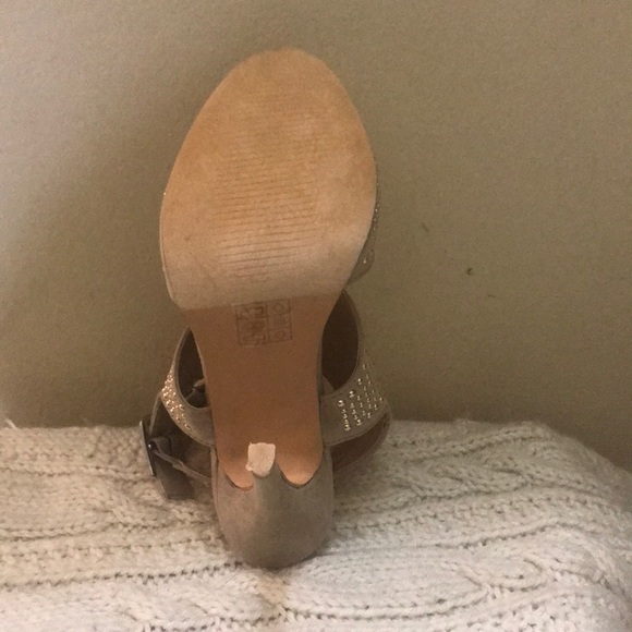 Nude and gold open toe  shoes - Picture 3 of 4